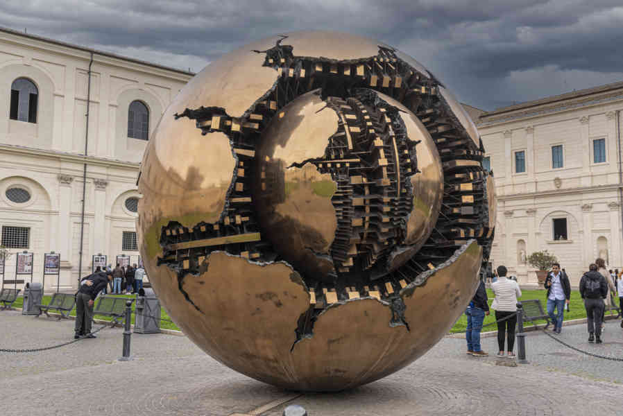 55 - Museo Vaticano - escultura Sfera con Sfera, 1990.jpg